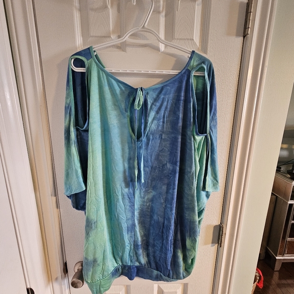 2X tie-dye Venus cold-shoulder top - Picture 3 of 11